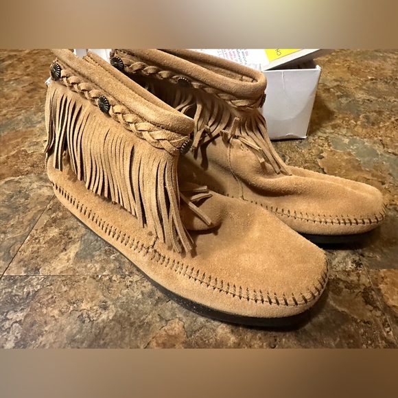 Minnetonka Women’s Vintage
HI TOP BACK ZIP BOOT
TAUPE NIB - never worn - Picture 2 of 4